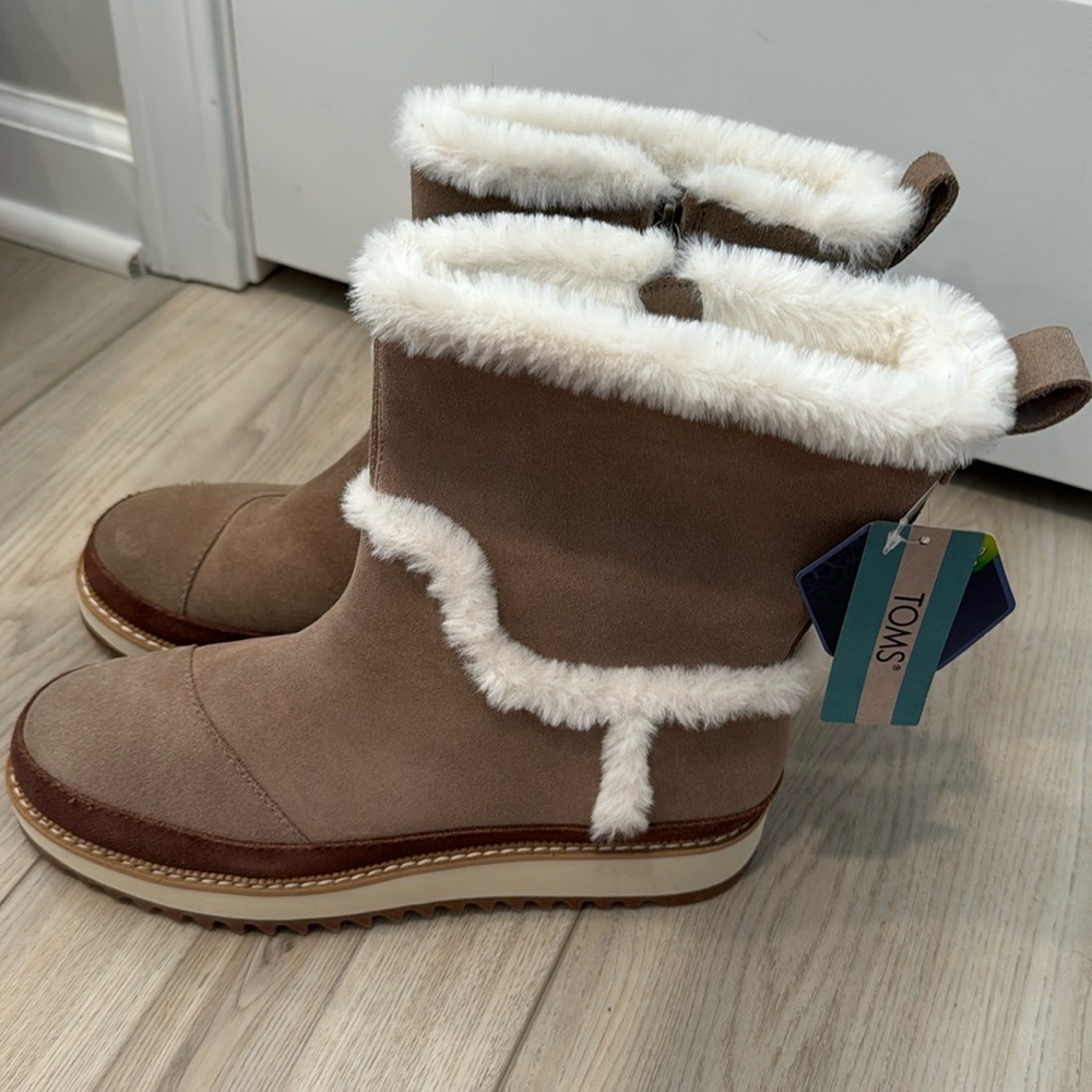 New never worn toms boots.  No box